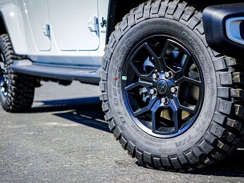 New 2025 Jeep Gladiator Sport image 3