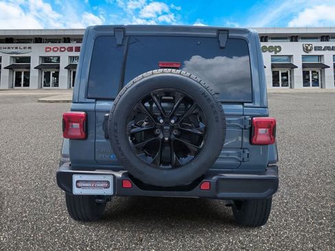 Used 2025 Jeep Wrangler Unlimited Sahara AWD/4WD image 7
