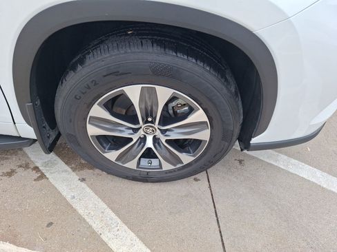 Used 2022 Toyota Highlander XLE image 11