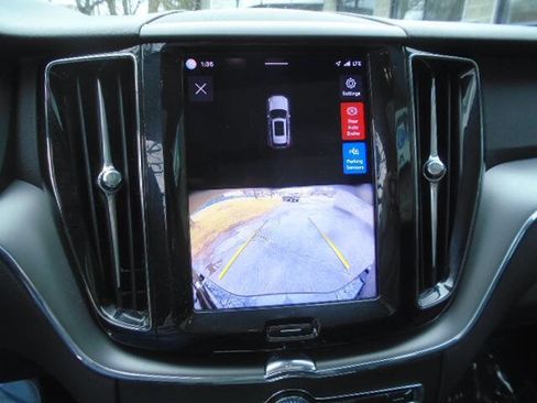 Used 2025 Volvo XC60 B5 Core image 14
