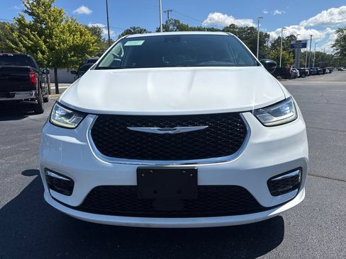 Used 2024 Chrysler Pacifica Limited FWD image 3