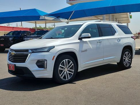 Used 2023 Chevrolet Traverse High Country FWD image 1