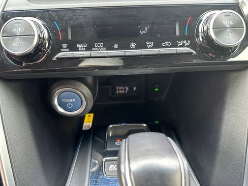 Used 2021 Toyota Venza LE w/ Carpet Mat Package (TMS) image 16