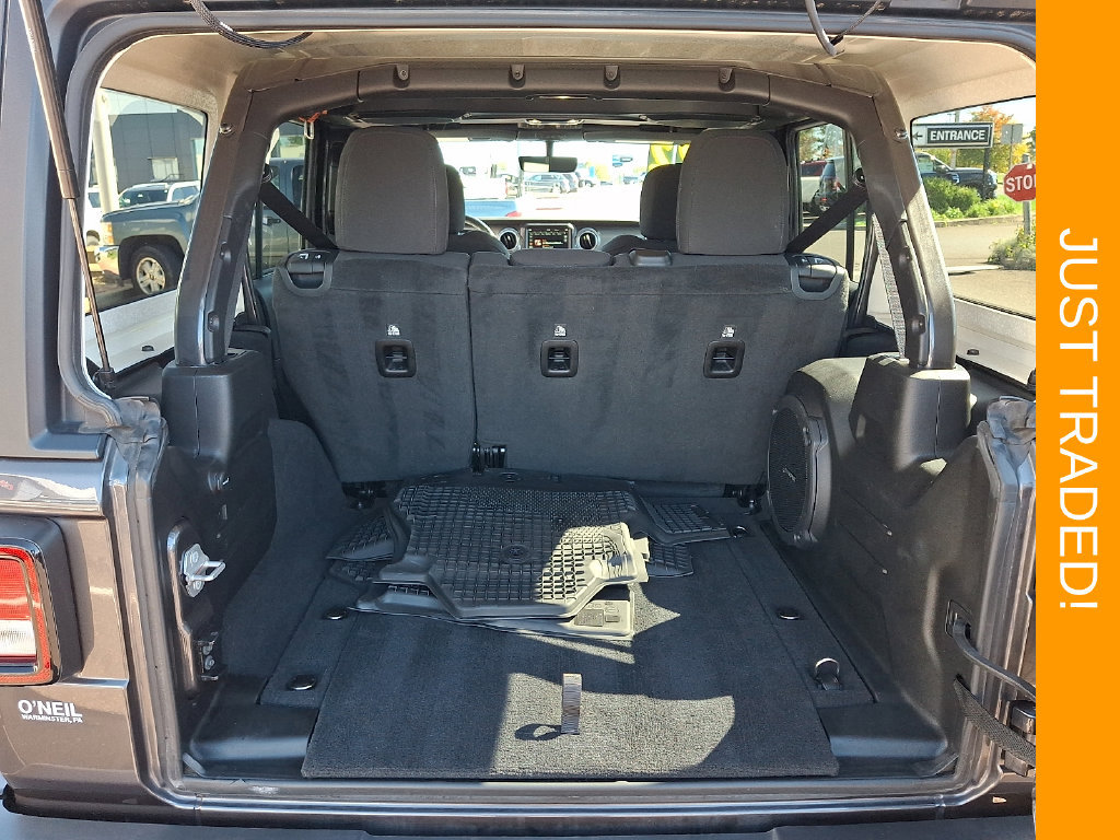 Used 2022 Jeep Wrangler Unlimited Sahara w/ Cold Weather Group AWD/4WD image 28
