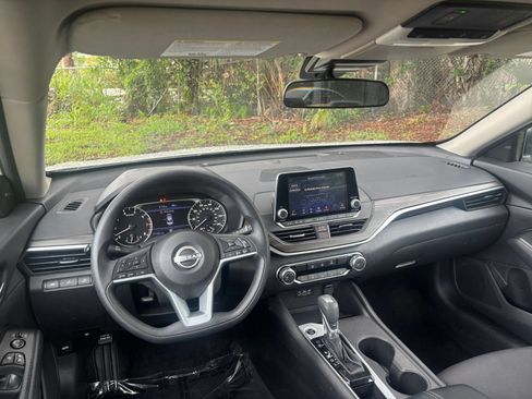 Used 2025 Nissan Altima 2.5 SV FWD image 29