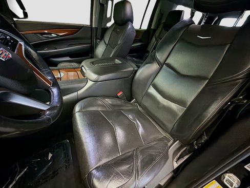 Used 2019 Cadillac Escalade ESV Luxury RWD image 11