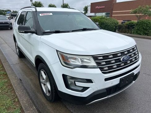 Used 2017 Ford Explorer XLT w/ Equipment Group 202A AWD/4WD image 2
