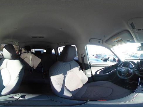 Used 2025 Toyota Highlander LE image 39
