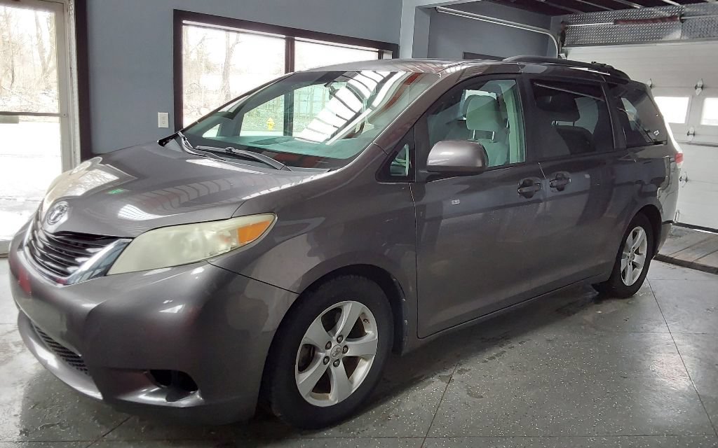 Used 2011 Toyota Sienna LE FWD image 22