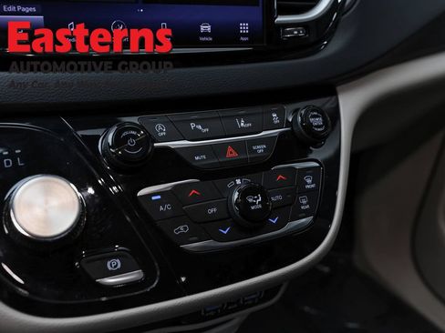 Used 2023 Chrysler Pacifica Touring-L FWD image 20