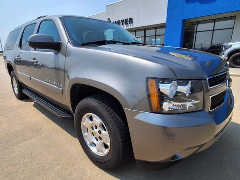 Used 2008 Chevrolet Suburban LT w/ LT Preferred Equipment Group AWD/4WD image 2