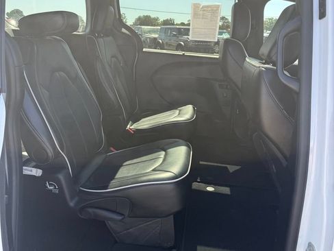 Used 2025 Chrysler Pacifica Limited FWD image 9