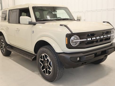New 2025 Ford Bronco Outer Banks image 2