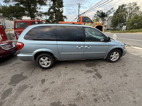 Used 2006 Dodge Grand Caravan SXT FWD image 9