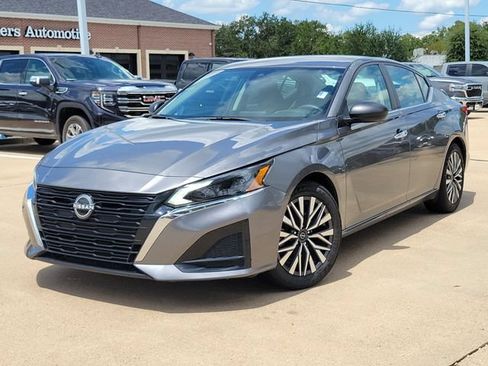 Used 2025 Nissan Altima 2.5 SV FWD image 31