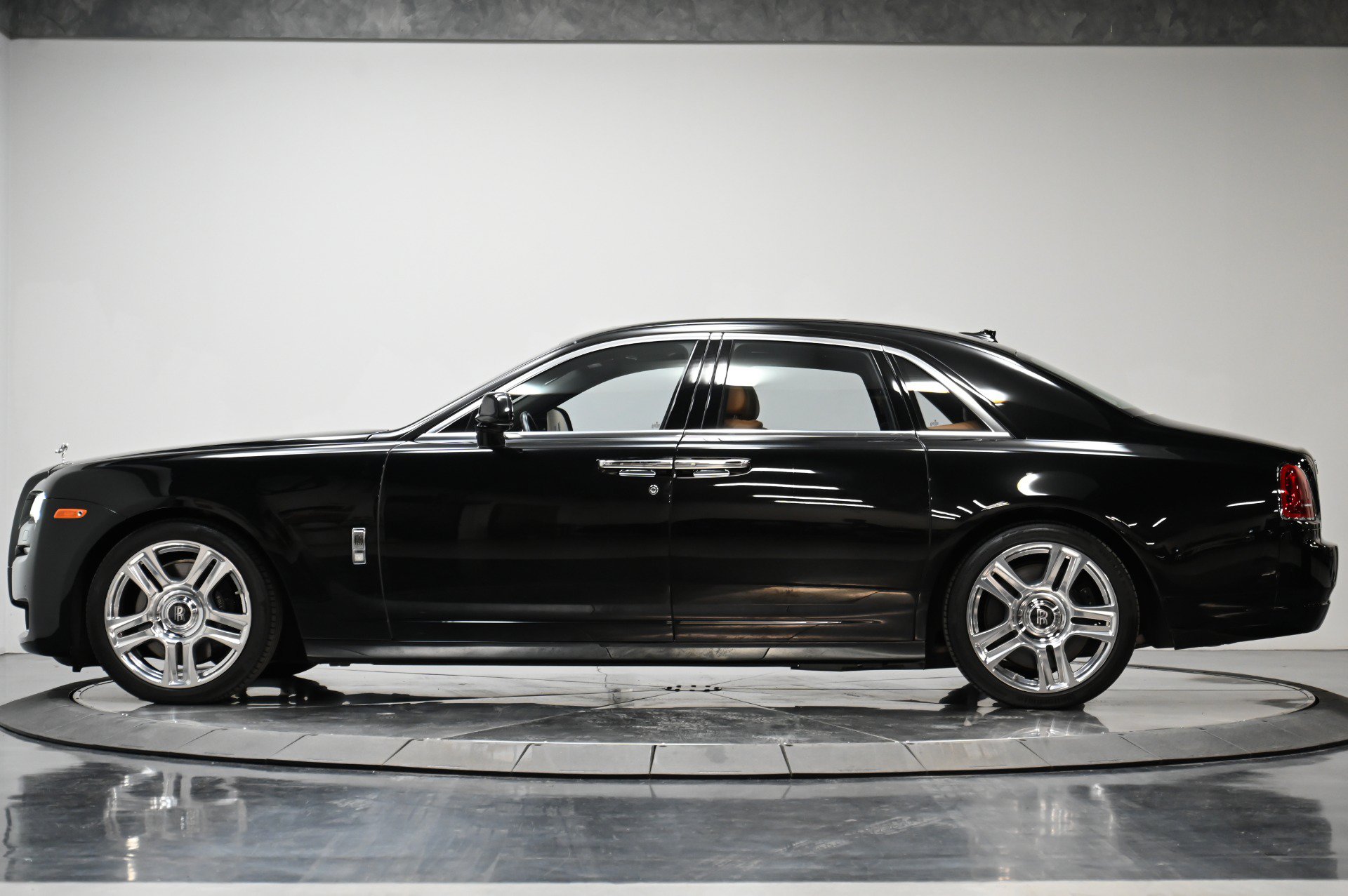 Used 2015 Rolls-Royce Ghost RWD image 23