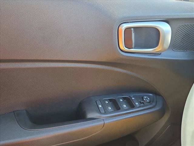 Used 2025 Hyundai Venue SEL FWD image 23