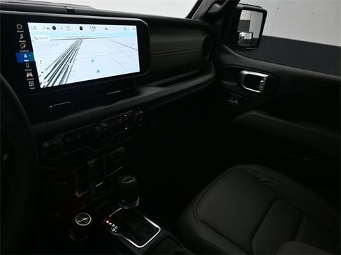 Used 2025 Jeep Gladiator Mojave w/ Convenience Group image 11