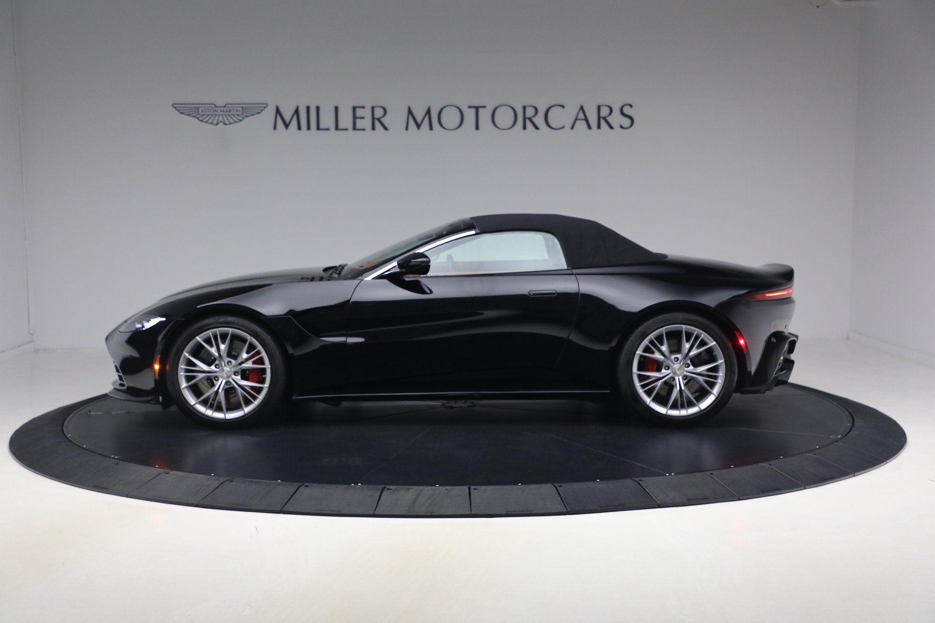 Used 2021 Aston Martin V8 Vantage Roadster RWD image 15