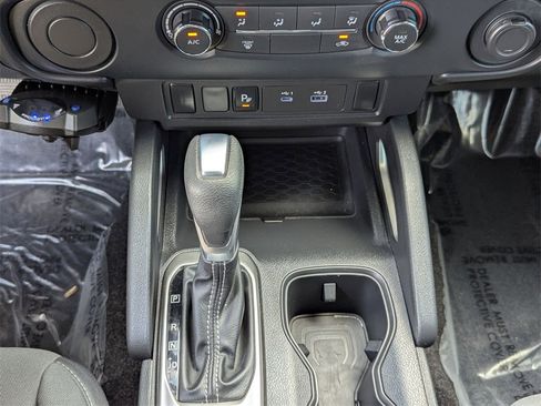 Used 2022 Nissan Frontier SV w/ Technology Package image 27