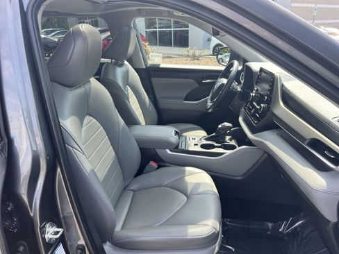 Used 2022 Toyota Highlander XLE image 35