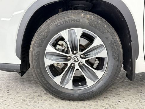 Used 2021 Toyota Highlander XLE AWD/4WD image 11