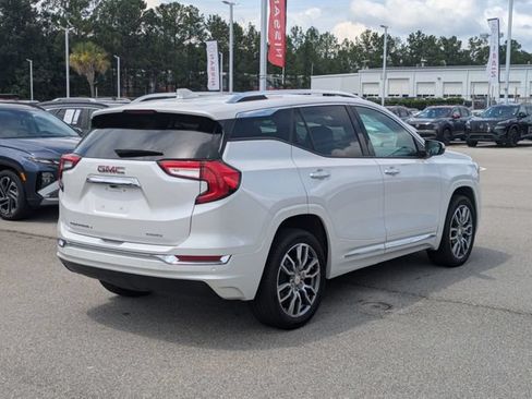 Used 2022 GMC Terrain Denali w/ Denali Premium Package AWD/4WD image 3