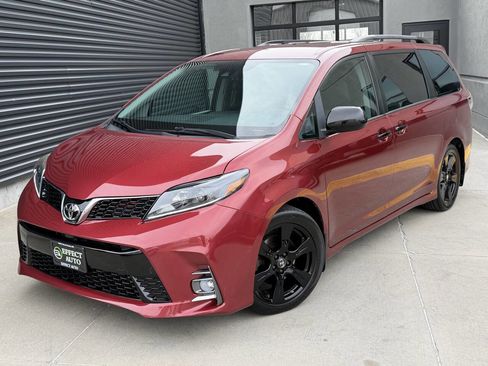 Used 2020 Toyota Sienna SE image 2