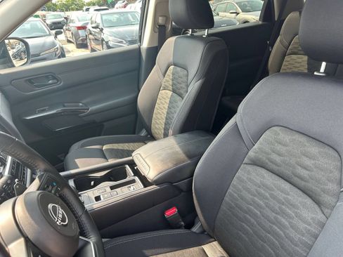 Used 2025 Nissan Pathfinder SV FWD image 28