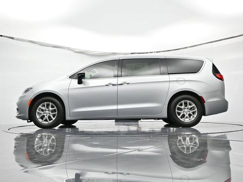 New 2026 Chrysler Pacifica Select image 41