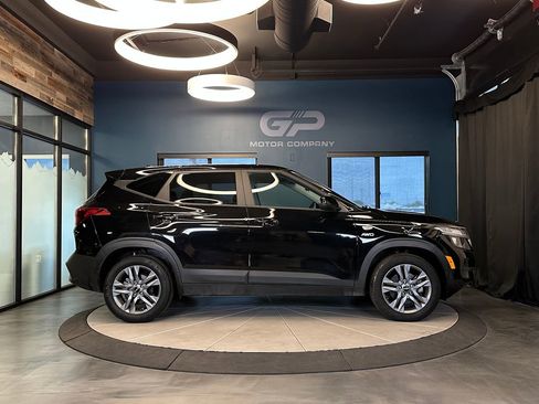 Used 2022 Kia Seltos LX AWD/4WD image 2
