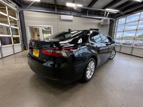 Used 2022 Toyota Camry LE FWD image 5