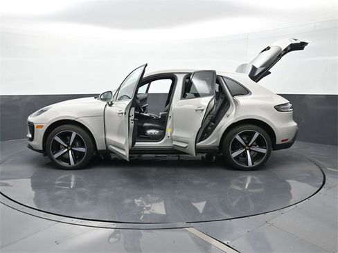 Certified 2023 Porsche Macan image 30