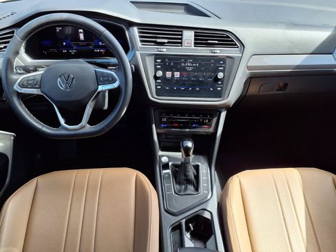Used 2022 Volkswagen Tiguan SE w/ Panoramic Sunroof Package FWD image 4