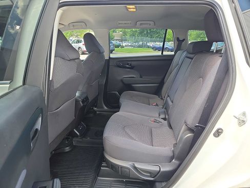 Used 2021 Toyota Highlander LE AWD/4WD image 11