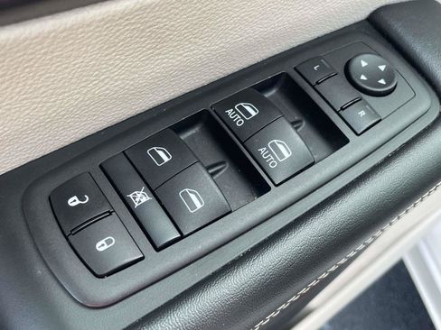 Used 2024 Chrysler Pacifica Touring-L FWD image 15