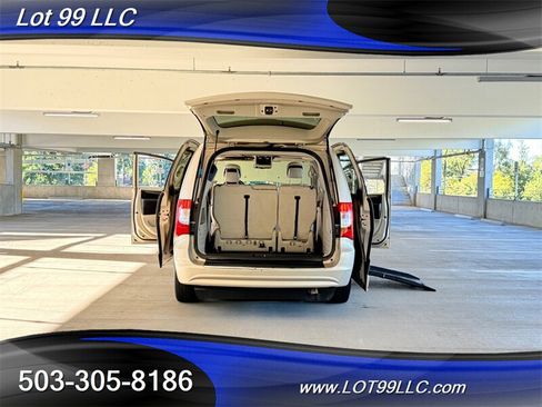 Used 2013 Chrysler Town & Country Touring FWD image 30