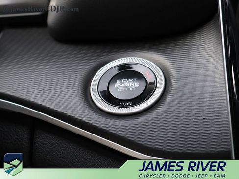 Used 2025 Jeep Grand Cherokee Altitude AWD/4WD image 32