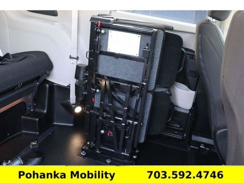 Used 2020 Chrysler Voyager L image 31