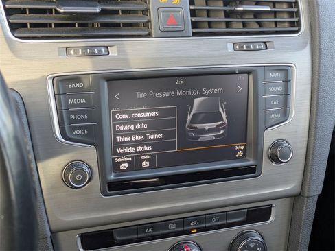 Used 2016 Volkswagen Golf S image 25