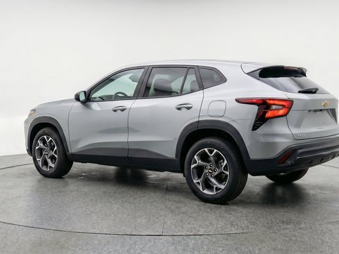 Used 2025 Chevrolet Trax LT w/ LT Convenience Package FWD image 6
