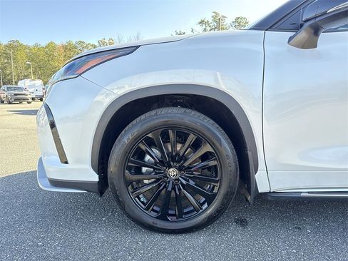 Used 2024 Toyota Highlander XSE image 8