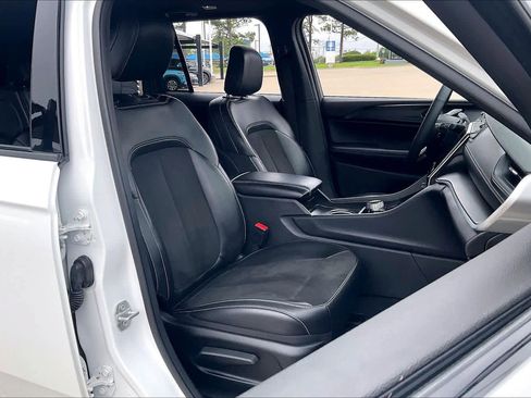 Used 2025 Jeep Grand Cherokee Altitude image 9