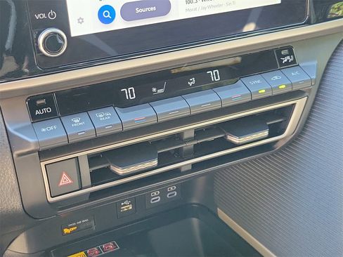 Used 2025 Toyota Camry SE image 27