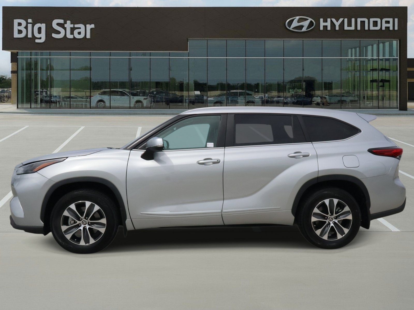Used 2023 Toyota Highlander XLE FWD image 2