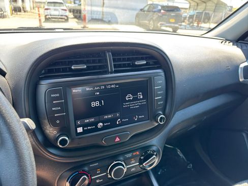 Used 2025 Kia Soul LX w/ LX Technology Package FWD image 17