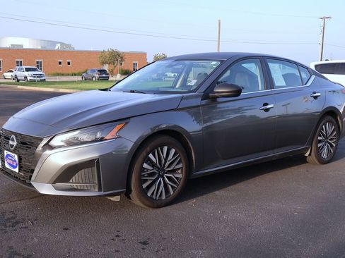 Used 2025 Nissan Altima 2.5 SV FWD image 7