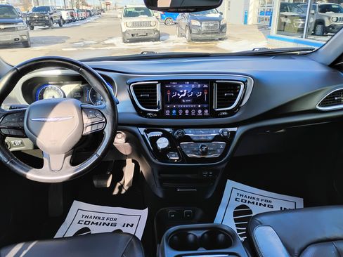 Used 2020 Chrysler Pacifica Touring-L w/ S Appearance Package image 5