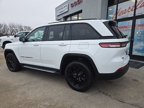 Used 2024 Jeep Grand Cherokee Altitude image 6