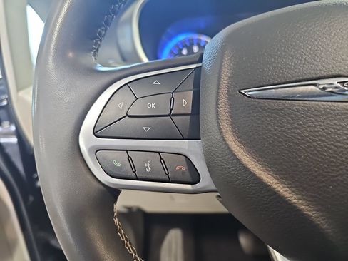 Used 2024 Chrysler Pacifica Touring-L FWD image 16